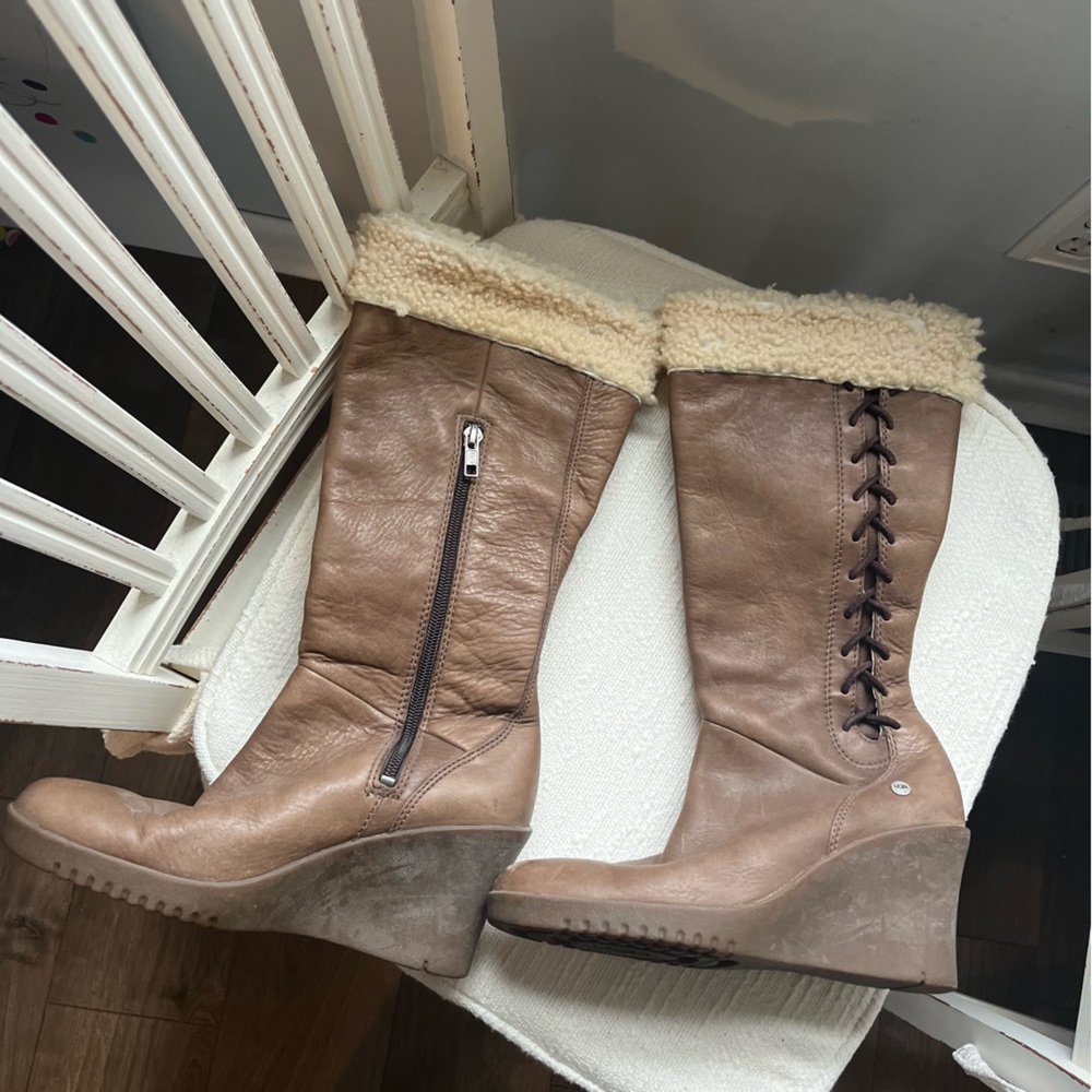 UGG 5450 Felicity Brown Leather Boots Sheepskin Cuff Wedge Heel Size 7 Pre-Owned - Picture 3 of 7